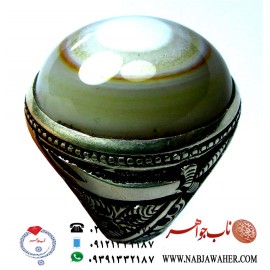 انگشتر اصیل  و درشت  قواره دار عقیق هفت پوست باباغوری و رکاب قلمزنی  کهن