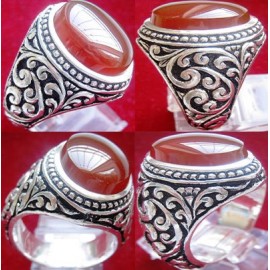 انگشترنقره مردانه عقیق یمنی همراه با شناسنامه بین المللی و رکاب فاخر احمدنامی قلمزنی جنگی