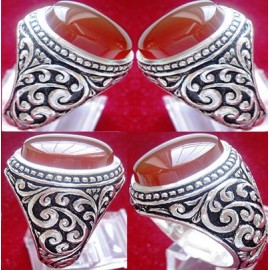 انگشترنقره مردانه عقیق یمنی همراه با شناسنامه بین المللی و رکاب فاخر احمدنامی قلمزنی جنگی