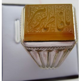 مشخصات انگشتر:  انگشترنقره مردانه خطی عقیق یمن خط مبین استاد حسین رضیعی رکاب نقره نفیس دستسازاستاد محمد افتخاری ذکر یافاطمه الزهرا