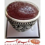 انگشترنقره مردانه عقیق یمنی خطی همراه با شناسنامه بین المللی و رکاب فاخر احمدنامی قلمزنی جنگی