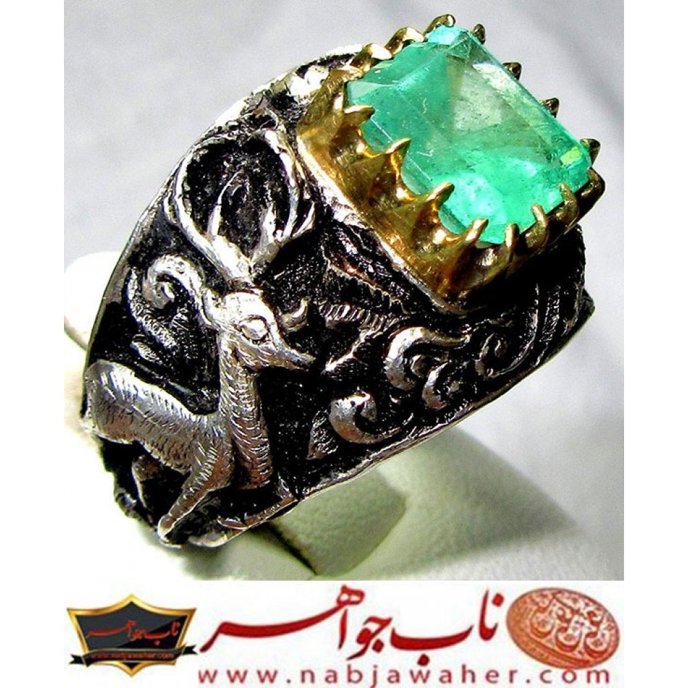 انگشترنفیس مردانه زمرّد ممتازدرجه یک کلمبیا رکاب نقره دستساز استاد مهدی رحمانی  و قلمزنی نفیس جنگی