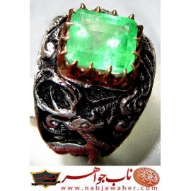 انگشترنفیس مردانه زمرّد ممتازدرجه یک کلمبیا رکاب نقره دستساز استاد مهدی رحمانی  و قلمزنی نفیس جنگی