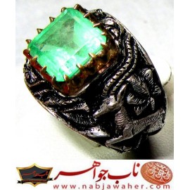 انگشترنفیس مردانه زمرّد ممتازدرجه یک کلمبیا رکاب نقره دستساز استاد مهدی رحمانی  و قلمزنی نفیس جنگی