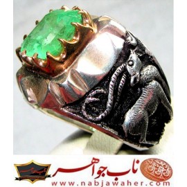 انگشترنفیس مردانه زمرّد ممتازعالی کلمبیا رکاب نقره دستساز استاد مهدی رحمانی  و قلمزنی نفیس جنگی